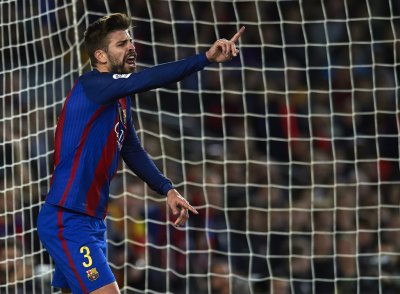 برشلونة يطالب بيكي بعدم التحدث عن التحكيم