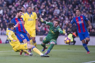 بطولة اسبانيا: برشلونة يسحق لاس بالماس بخماسية