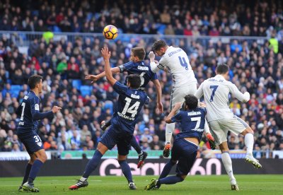 راموس المنقذ يسجل هدفين ويقود ريال لتعزيز تصدره للبطولة الاسبانية