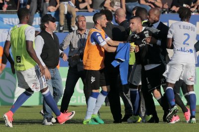 لاعبون من ليون يتقدمون بشكوى إثر الشغب في باستيا