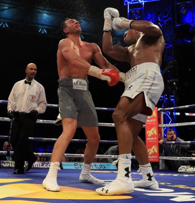 جوشوا يهزم كليتشكو ليجمع لقبين عالميين في الوزن الثقيل