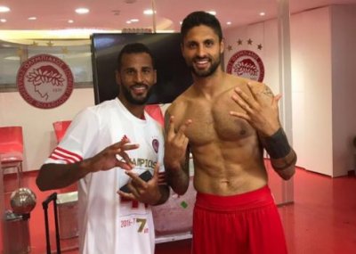 أسود متوجون: داكوسطا يغادر أثينا بثوب البطل