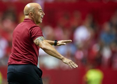 إشبيلية يوافق على تحرير مدربه خورخي سامباولي