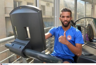 رسمياً: مهدي كارسيلا ينتقل إلى بطل الدوري اليوناني