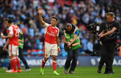 أليكسيس سانشيز يلتقي بالمدير الرياضي لباريس سان جيرمان