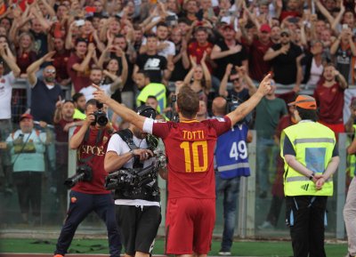 روما يخلد طوتي بارسال قميصه الأخير الى الفضاء