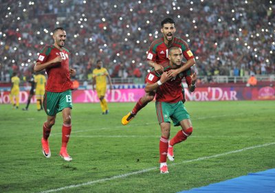 سداسية الأسود كأنها اللؤلؤ المنضود