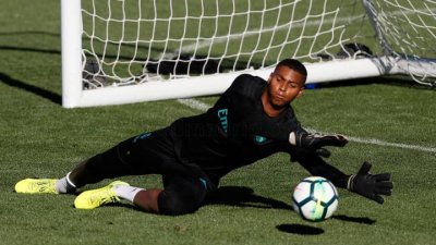 الحارس محمد رامون يشارك في مران ريال مدريد