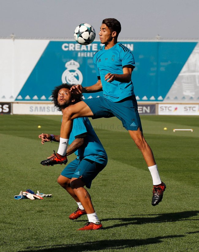 هل يلعب حكيمي أساسيا أمام توتنهام؟