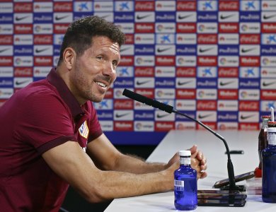 سيميوني يستشهد ببرشلونة على قوة أتلتيكو مدريد