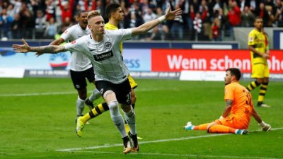 بطولة المانيا: دورتموند يهدر نقطتين في فرانكفورت ولايبزيغ يضيق الخناق