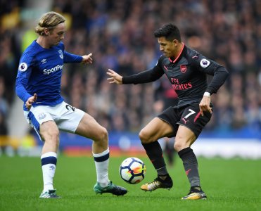 بطولة انجلترا: ارسنال يعمق جراح ايفرطون