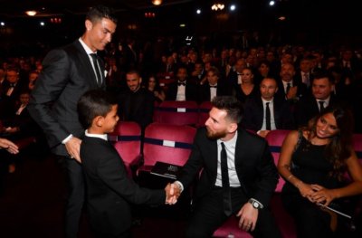 جوائز الفيفا - رونالدو وميسي على رأس الفريق الأفضل في العالم للعام الـ11 على التوالي