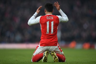 الخلاف حول رقم القميص سبب جديد يدفع أوزيل للرحيل عن ارسنال