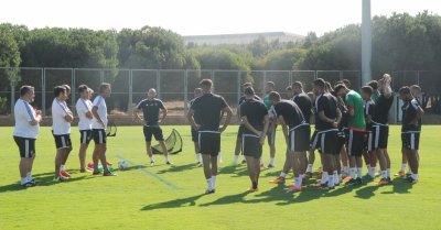 الأسود بروح معنوية عالية