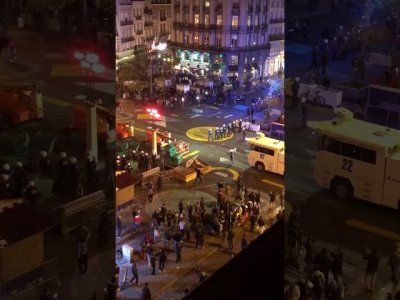 الجالية المغربية ببلجيكا تحتل شوارع بروكسيل فرحا بتأهل المنتخب والشرطة تتدحل