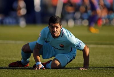 برشلونة سيطعن في إنذاري سواريز وبيكي