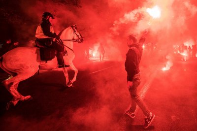 ليفربول يحقق في مزاعم إساءة معاملة جماهيره في اشبيلية