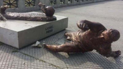 مجهولون حطموا تمثال ميسي !!