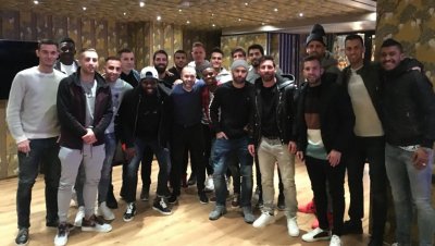 ميسي يجتمع بلاعبي برشلونة بعيداً عن النادي !