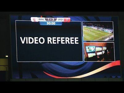 تقنية حكم الفيديو .. نعمة أم نقمة في مباريات كرة القدم ؟