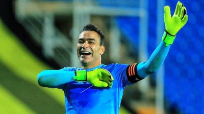 الحارس الدولي المصري عصام الحضري يسجل هدفه الثاني ويسعى لتحقيق رقم قياسي