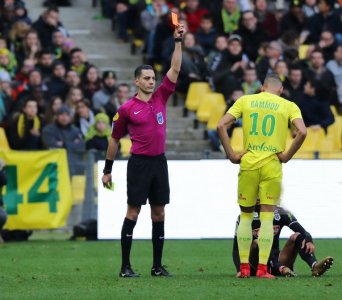 بامو يخرج عن النص ويرى الأحمر