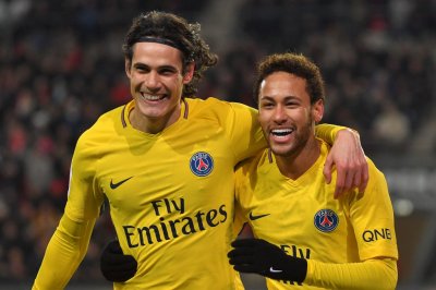 مدرب باريس سان جيرمان يُبعد نفسه عن فتنة نيمار وكافاني