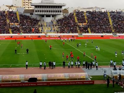 عملية إحماء للفريق الوطني وسط حضور جماهيري كبير