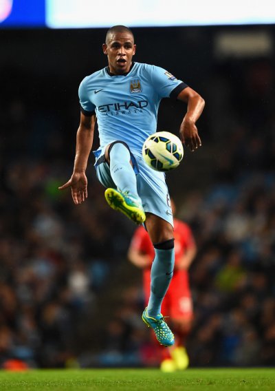 فرناندينيو لاعب مانشستر سيتي يغيب عن لقاء أرسنال بسبب الإصابة