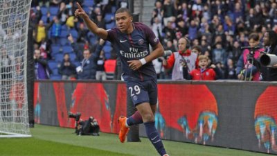 بطولة فرنسا: مبابي يقود سان جرمان لفوز جديد رغم النقص العددي