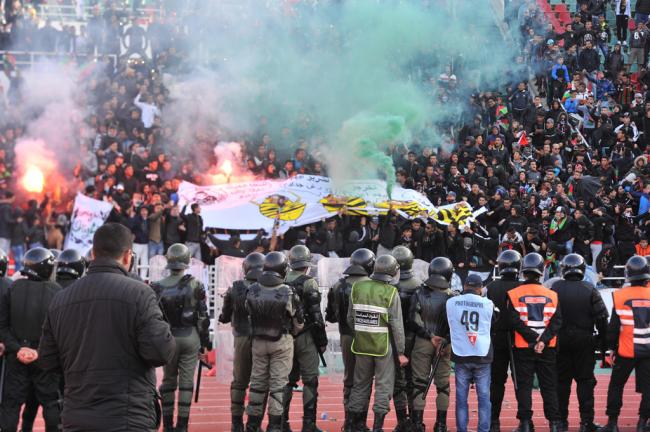 الشغب يجتاح مباراة الجيش واتحاد طنجة