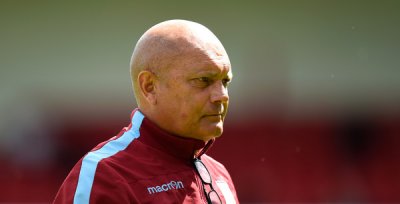 ويلكينز عميد منتخب انجلترا السابق في حالة حرجة