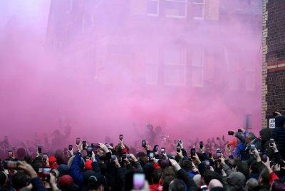 الاتحاد الأوروبي يوجه الاتهام لليفربول بسبب إلقاء قوارير على حافلة سيتي