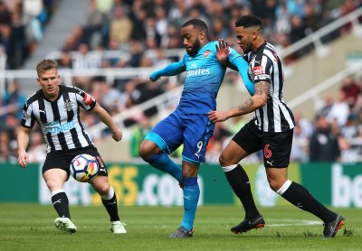 نيوكاسل ينتفض ويهزم أرسنال ويضمن البقاء في البطولة الإنجليزية