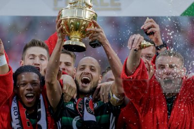 الأحمدي يرفع عن جدارة كأس هولندا