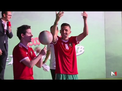 فيصل فجر و الروح المرحة  خلال تقديم الأقمصة الرسمية لـ  أسود الأطلس 