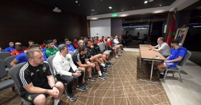 رئيس الجامعة يدعم الأسود ويحثهم على الحفاظ على روح الفريق