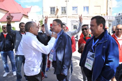 هنا كالينينغراد: الجمهور المغربي يحاصر لقجع وسؤال غير متوقع من أحد المشجعين