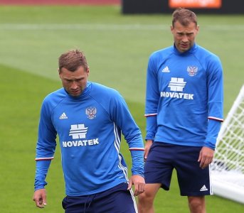 التوأمان ألكسي وفاسيلي بيريزوفسكي يضعان حدا لمسيرتهما الكروية