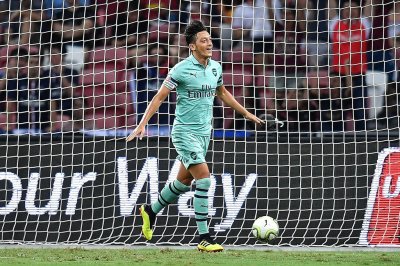 أوزيل يقود ارسنال الى فوز ودي ساحق على سان جرمان