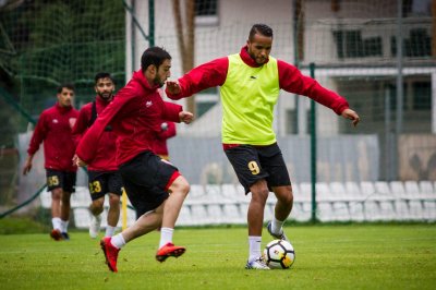 يوسف العرابي لا يجد وقتا للراحة!