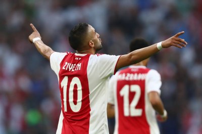 مغاربة أجاكس يتأهلون ويضربون موعدا مع كارسيلا