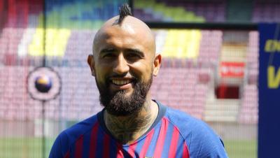 برشلونة يوقع رسمياً مع فيدال بعد اجتيازه الفحص الطبي