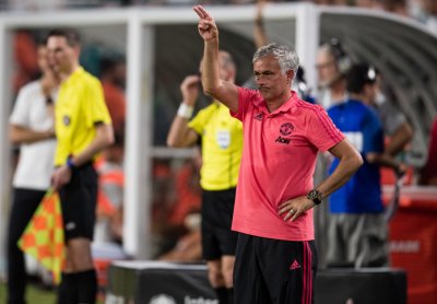 مورينيو يأمل في لحاق لاعبي كأس العالم بافتتاح البطولة الإنجليزية