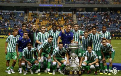 فضال يتوج بكأس كارانزا