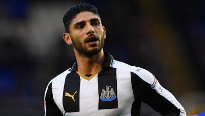 مدافع مغربي قد يغادر البريمرليغ الإنجليزي