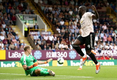 بطولة انجلترا: ثنائية لوكاكو أمام بيرنلي تعيد يونايتد لطريق الانتصارات