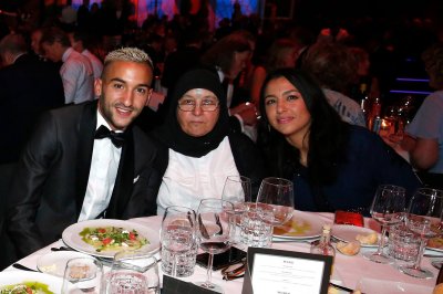 بعد تتويجه بجائزة أفضل لاعب في هولندا زياش يفاجئ والدته