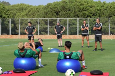 رونار يمنع إقتراب الجمهور من اللاعبين في بوزنيقة